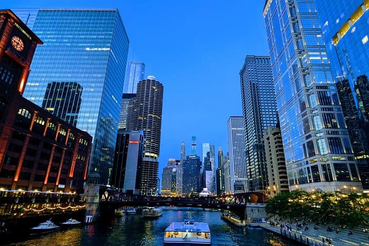 Magnificent Mile Scavenger Hunt — Self-Guided Chicago Walking Tour photo 4