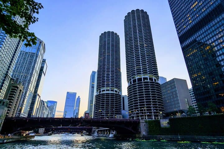 Magnificent Mile Scavenger Hunt — Self-Guided Chicago Walking Tour photo 5