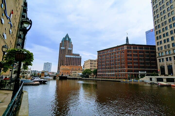 Milwaukee Scavenger Hunt Walking Tour: Self-Guided City Game & Historic Sights photo 5