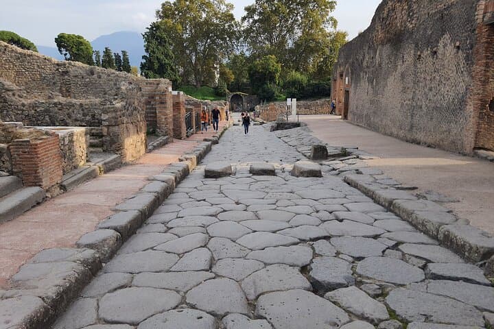 Pompeii Treasure Hunt Team Building: Interactive Corporate Challenge in Ancient Ruins photo 4