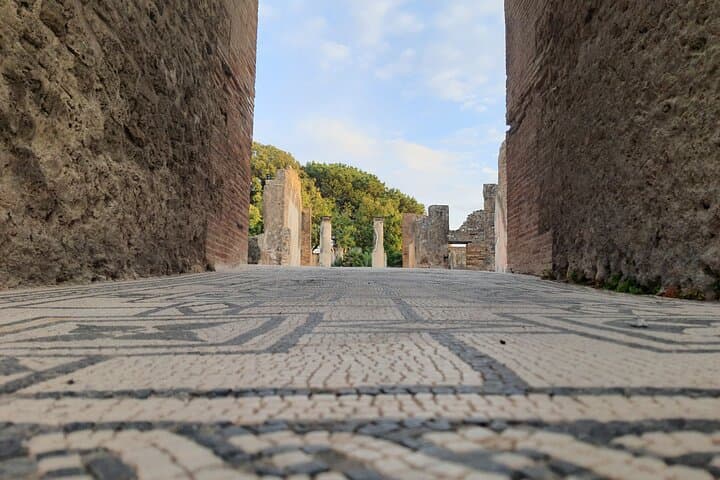 Family Treasure Hunt Through Ancient Pompeii: Interactive Kids Tour photo 6