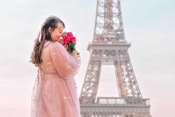 Eiffel Tower Sunrise: 1‑Hour Private Photo Session at Trocadéro photo 2