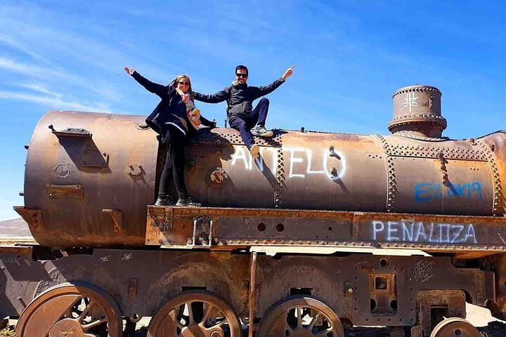 Salar de Uyuni Full-Day Salt Flat Tour: Incahuasi, Train Cemetery & Sunset photo 2