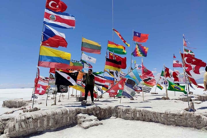 Salar de Uyuni Full-Day Salt Flat Tour: Incahuasi, Train Cemetery & Sunset photo 3