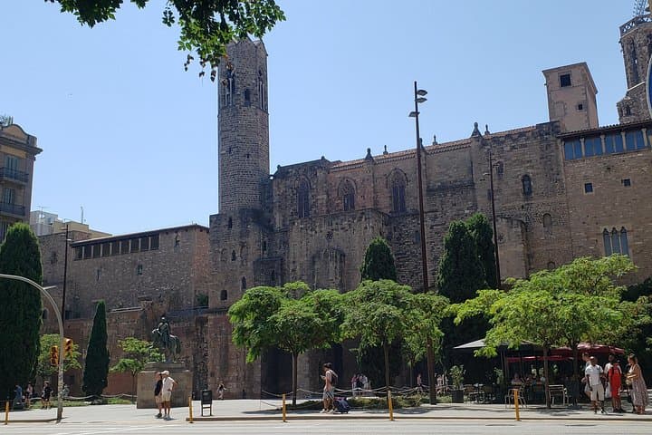 Ride Barcelona: City Highlights Bike Tour with E‑Bike Option photo 3