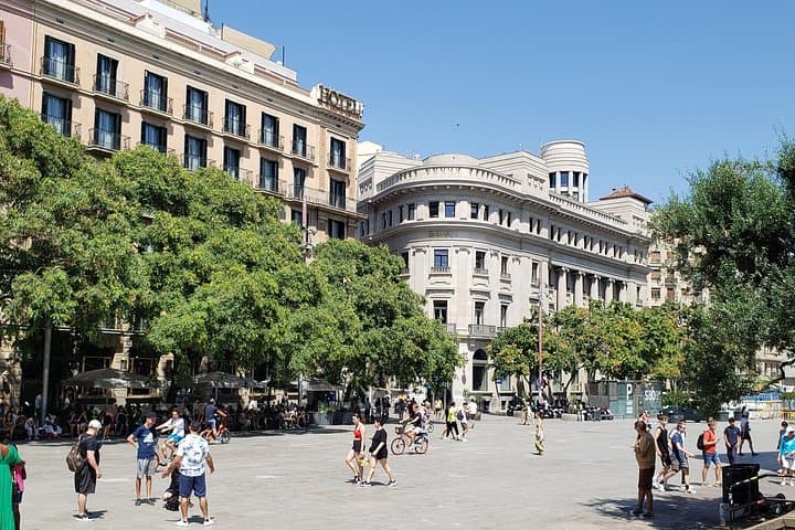 Ride Barcelona: City Highlights Bike Tour with E‑Bike Option photo 4