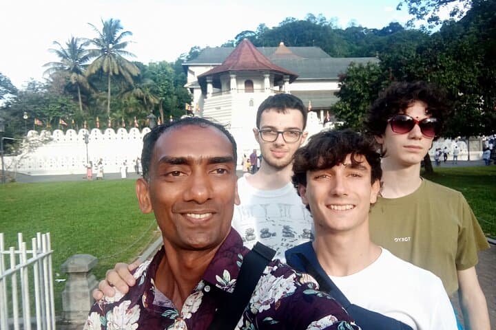 Kandy Tuk‑Tuk City Tour — Temple of the Tooth, Botanic Gardens & Tea Factory photo 2