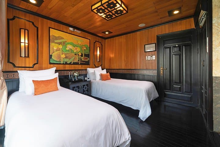2-Day Gratiot Boutique Cruise: Halong Bay Kayaking, Titop & Sung Sot Cave photo 2