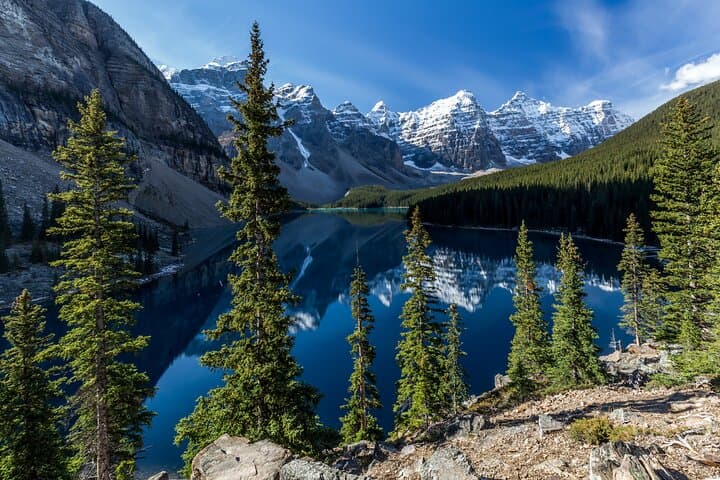 Private Banff & Yoho Day Tour — Lake Louise, Moraine Lake & Emerald Lake Guide photo 4