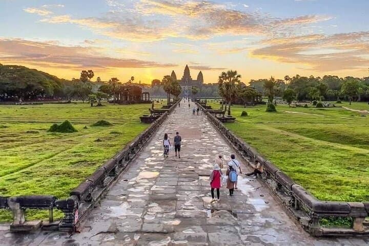 Angkor Wat Sunrise: Full-Day Temple Tour from Siem Reap
