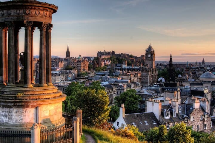 Edinburgh Scavenger Hunt: Self-Guided Highlights Walking Tour