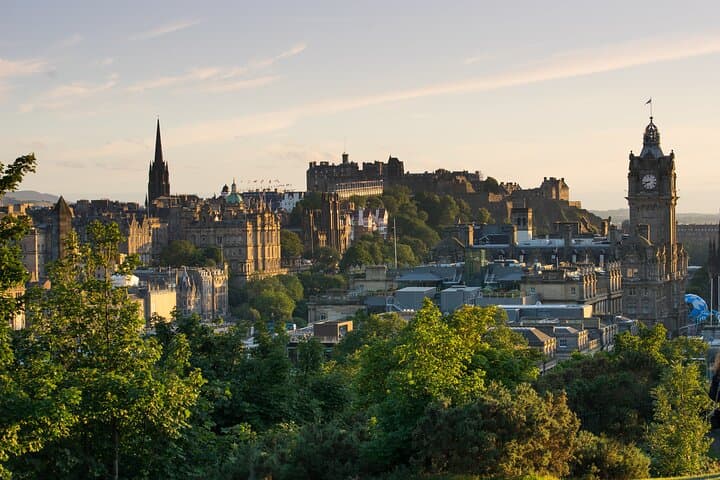 Edinburgh Insta-Walk: Capture Victoria Street, The Vennel Viewpoint & Local Secrets photo 3