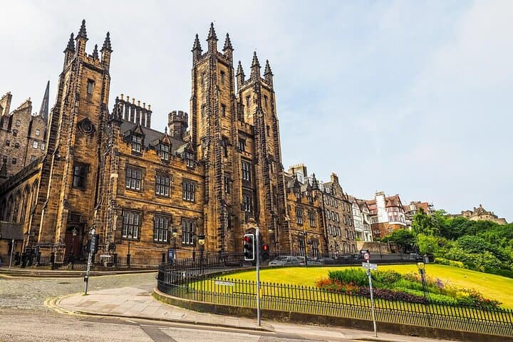 Edinburgh Insta-Walk: Capture Victoria Street, The Vennel Viewpoint & Local Secrets
