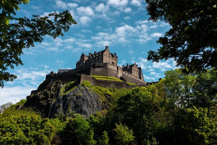 Discover Edinburgh's Most Photogenic Spots: 90-Minute Local Photo Walk