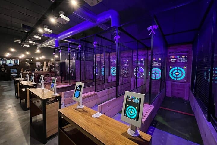 Premium Ax Throwing Experience in Madrid: 2-Hour Skills & Competition photo 5