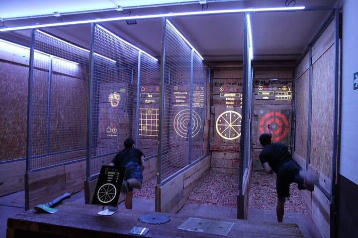 Premium Ax Throwing Experience in Madrid: 2-Hour Skills & Competition photo 4