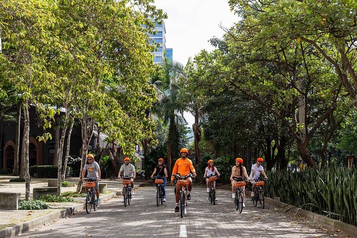 Medellín Essential E‑Bike City Tour: Coffee, Fruit Juices & Urban Views photo 2