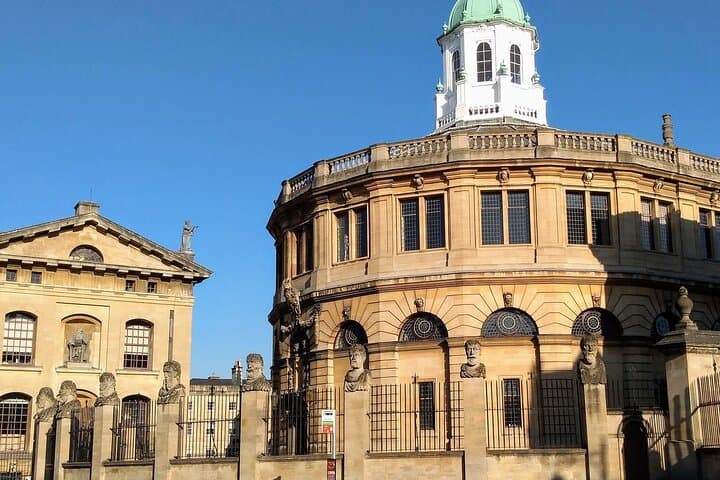 Stepping Through Oxford: 45-Minute Express Walking Tour of University Highlights