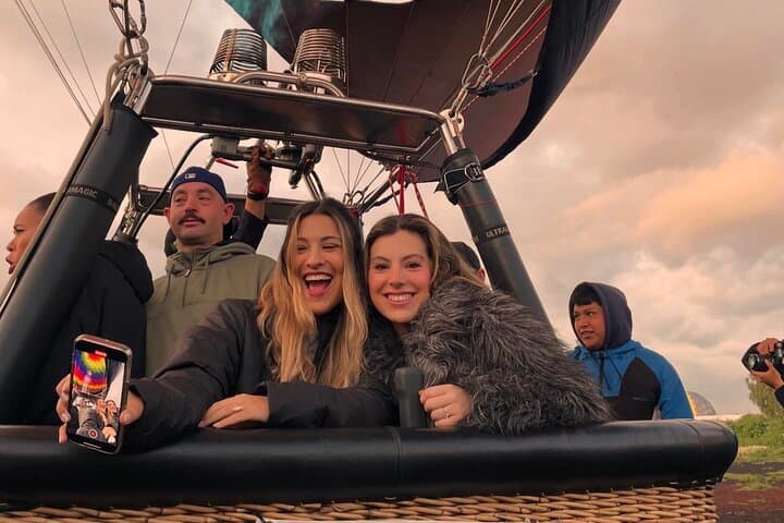 Dawn Balloon Flight Over Teotihuacan with Cave Breakfast & Cultural Workshops