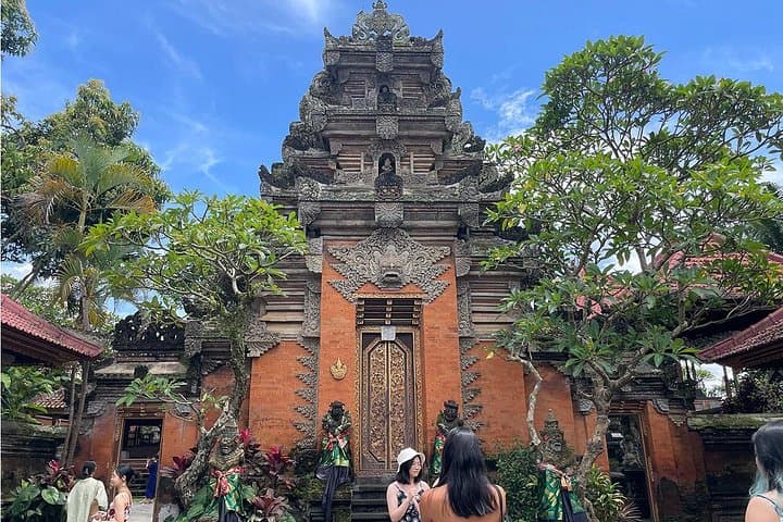 Private Ubud Day Tour: Palace, Tegallalang Rice Terraces, Tirta Empul & Tegenungan Waterfall photo 2