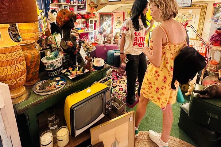Philly Retro Route: Vintage Shopping & Food Walking Tour in Old City photo 1