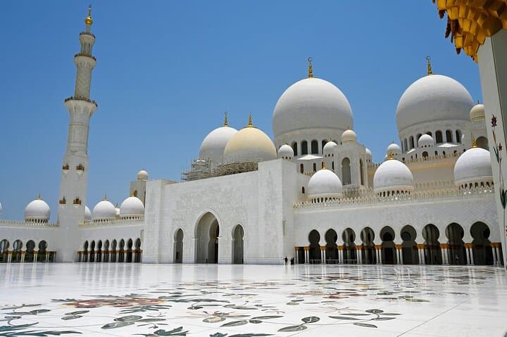 Dubai to Sheikh Zayed Grand Mosque: Guided Tour & Cultural Insights