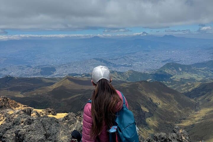 Summit Rucu Pichincha: Full-Day Trek from Quito via Cable Car
