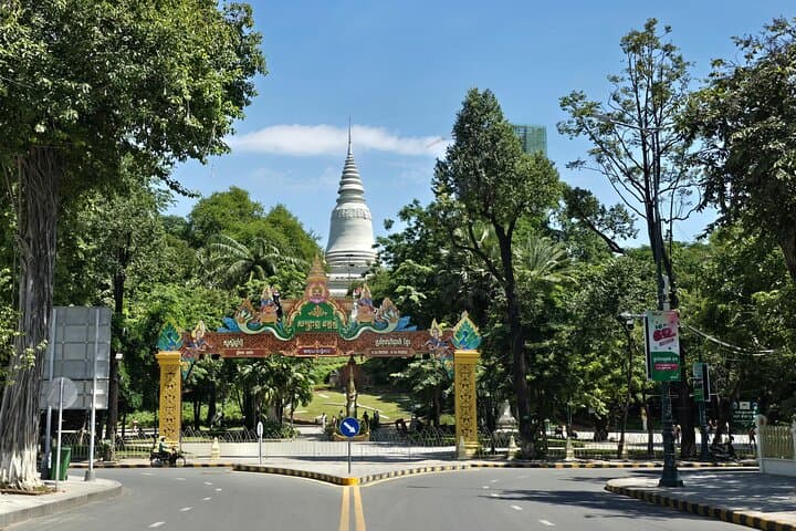 Private 2-Hour Phnom Penh Cyclo Tour — Wat Phnom, Independence Monument & Night Market photo 4