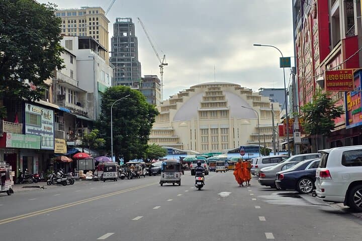 Private 2-Hour Phnom Penh Cyclo Tour — Wat Phnom, Independence Monument & Night Market photo 5