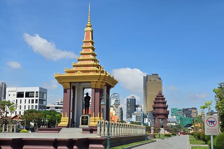 Private 2-Hour Phnom Penh Cyclo Tour — Wat Phnom, Independence Monument & Night Market photo 6
