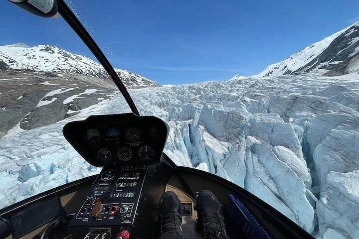 Whistler Glacier Helicopter Tour — Wedgemount Lake & Wedge Mountain Flight photo 4