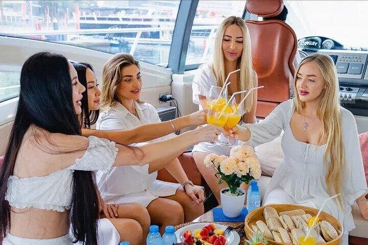 Dubai Luxury Yacht Party: Night Cruise with BBQ, DJ and Drinks