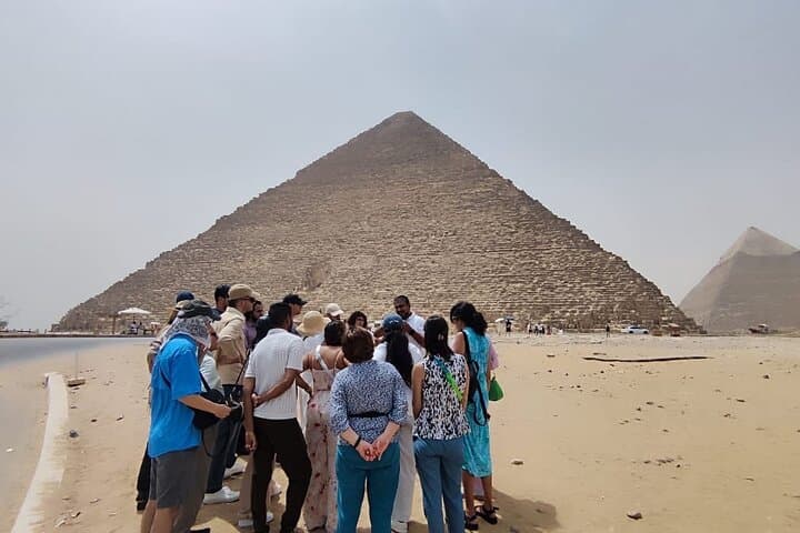 Private Full-Day Egyptian Sightseeing Tour — Pyramids, Cairo & Local Lunch
