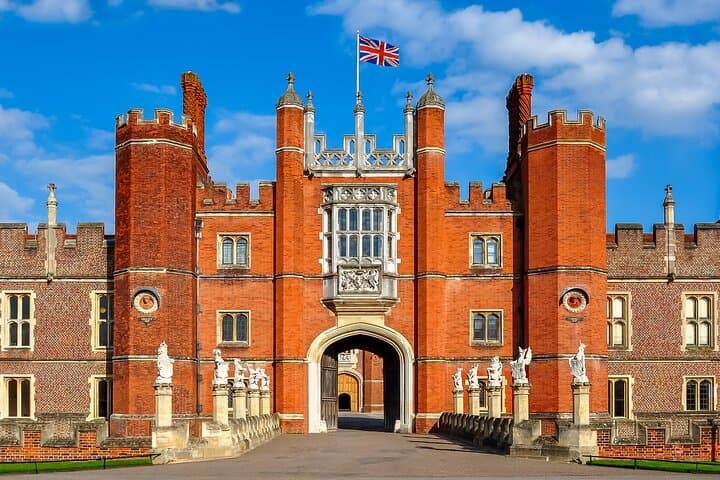 Private Chauffeured Tour to Hampton Court Palace from London - Luxury Round-Trip Visit