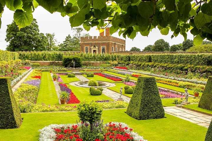 Private Chauffeured Tour to Hampton Court Palace from London - Luxury Round-Trip Visit photo 4