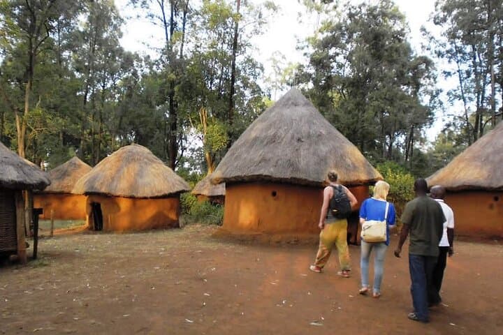 Nairobi Giraffe Centre, Kobe Beads & Bomas of Kenya — Half-Day Cultural and Wildlife Tour photo 4