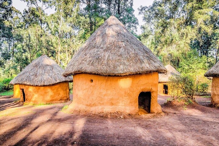 Nairobi Giraffe Centre, Kobe Beads & Bomas of Kenya — Half-Day Cultural and Wildlife Tour photo 5