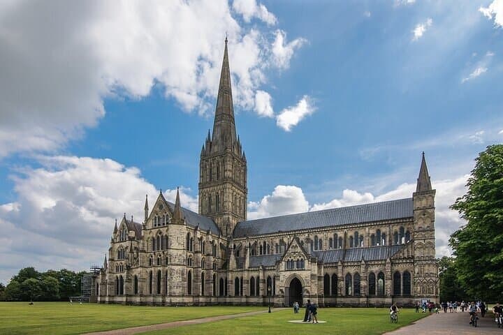 Southampton to Heathrow Private Transfer with Custom Stops (Stonehenge, Windsor, Downton Abbey) photo 3
