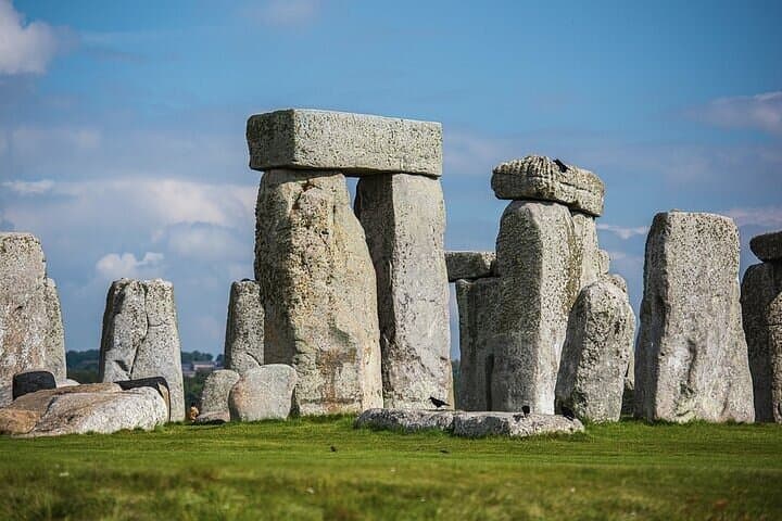 Southampton to Heathrow Private Transfer with Custom Stops (Stonehenge, Windsor, Downton Abbey) photo 2