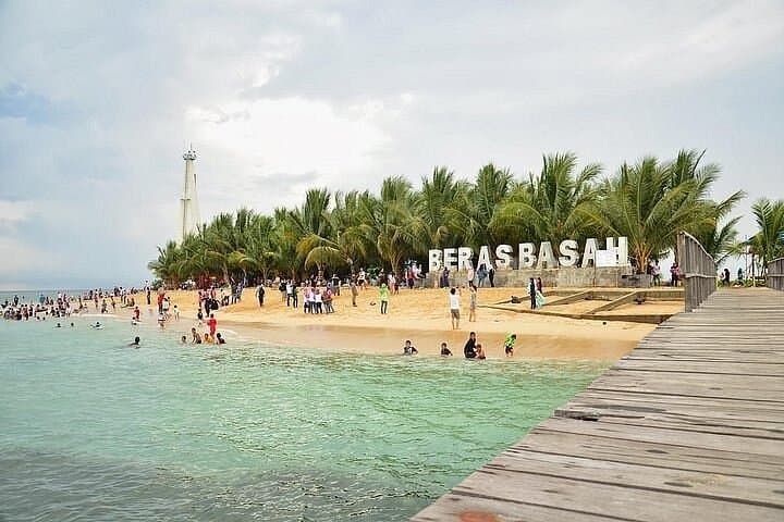 Langkawi Island Hopping: Dayang Bunting Lake, Eagle Watching & Beras Basah Beach photo 5