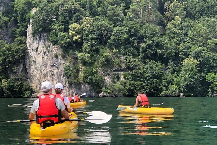 Paddling Bellagio: Guided Kayak Tour Around Lake Como's Cliffs and Villas photo 6