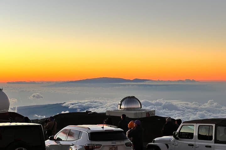 Hilo to Mauna Kea Sunset & Waterfalls Tour — Summit Views and Island Falls