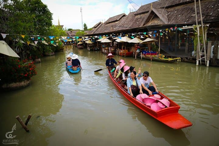 Pattaya Floating Market: Sightseeing Boat Through Thailand's Four Regions
