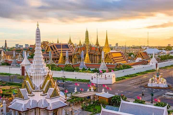 Kid-Friendly Bangkok Walking Tour: Sanam Luang, Temples & Amulet Market photo 3