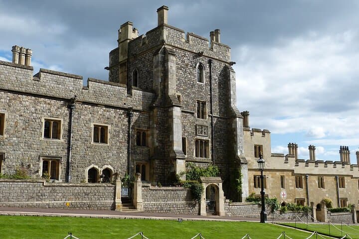 private-windsor-castle-and-hampton-court-palace-tour-from-london photo 2