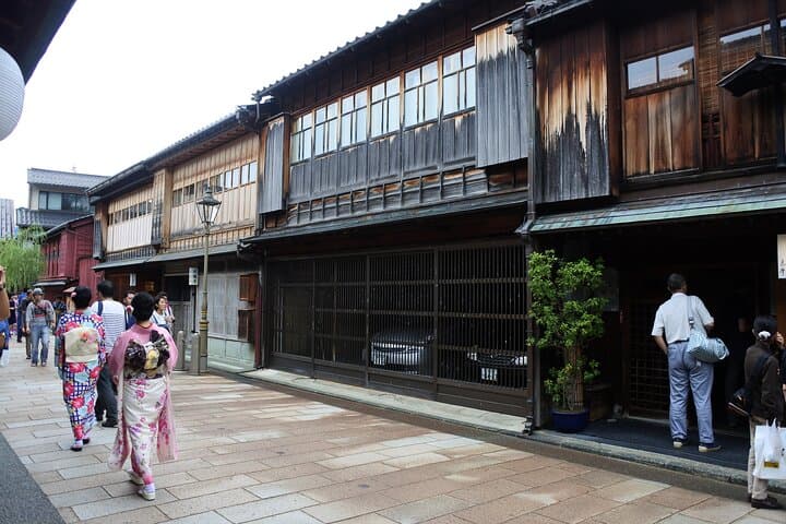 Private Kanazawa Personalized Guided Tour — Kenrokuen, Omicho Market & Custom City Walks photo 2