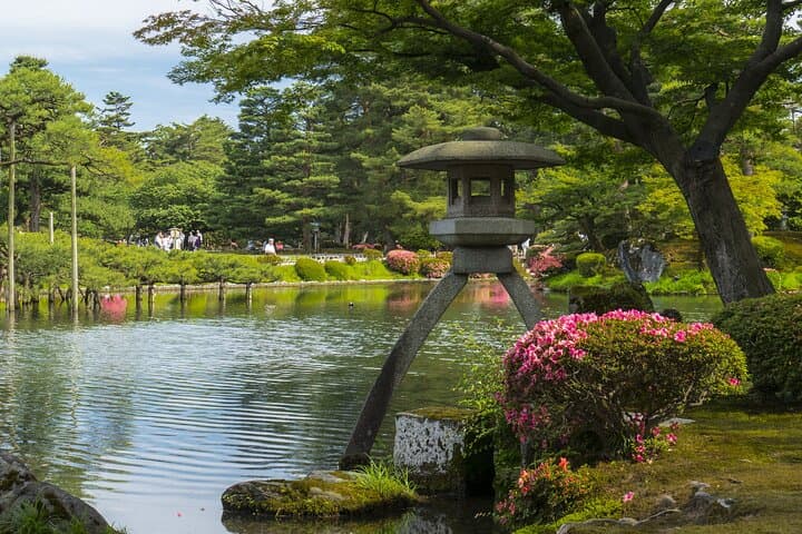 Private Kanazawa Personalized Guided Tour — Kenrokuen, Omicho Market & Custom City Walks photo 5