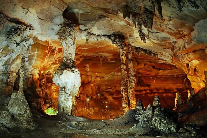 Hue to Phong Nha: 2-Day Paradise Cave & DMZ History Tour