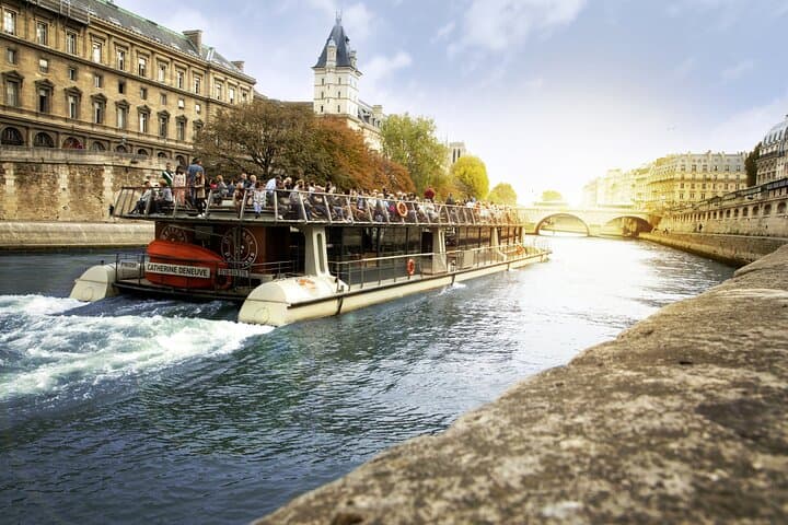 Seine Lunch Cruise from the Eiffel Tower: 1-Hour Sightseeing & 3-Course Meal photo 2
