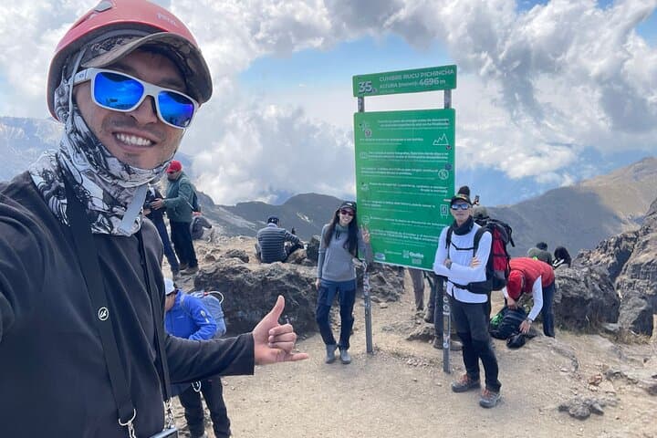 Rucu Pichincha via Teleferico: Summit Hike from Quito